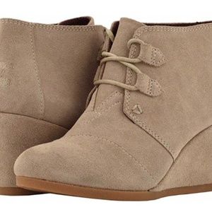 NIB TOMS Desert Wedge 7.5 - Taupe Suede